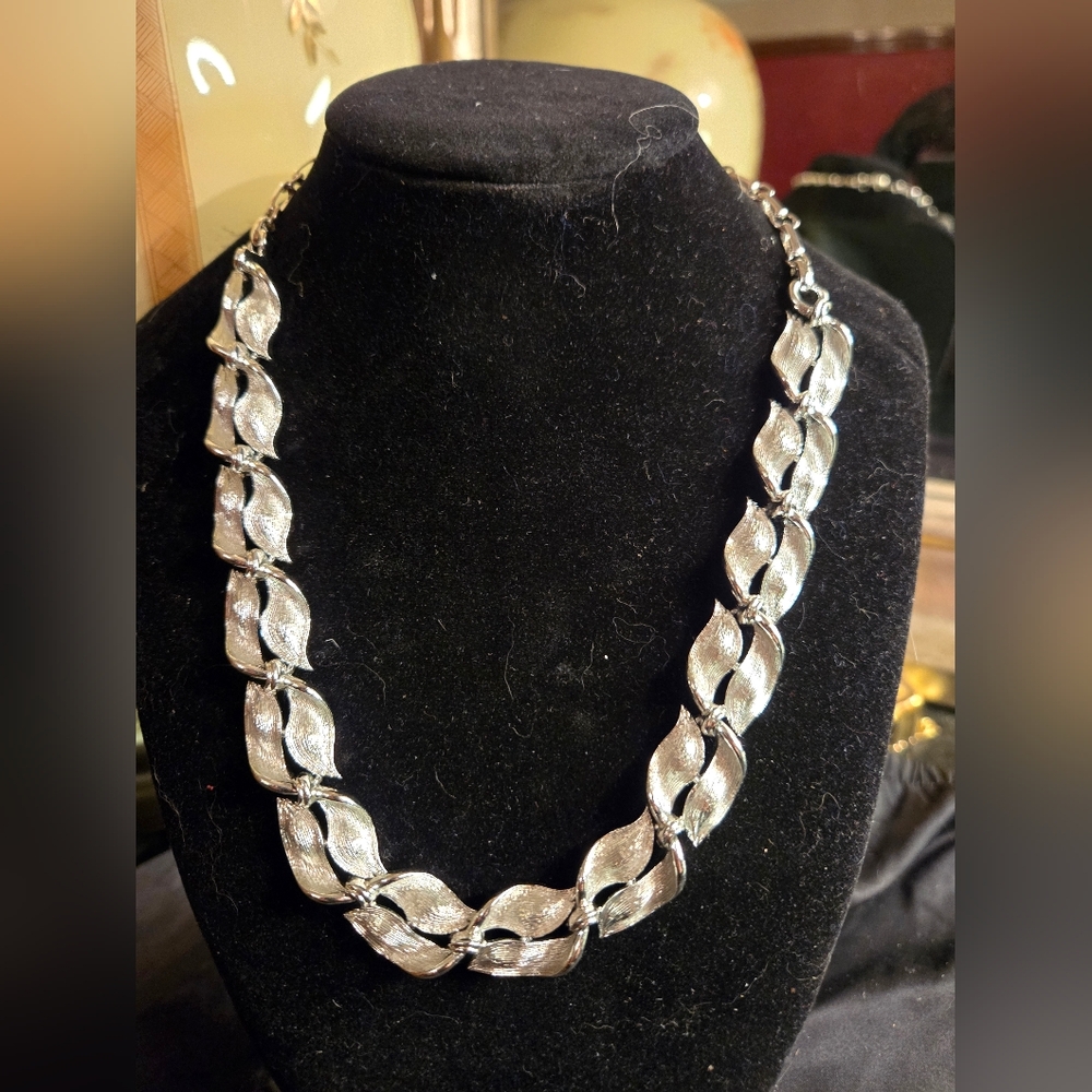 Vintage Coro Silver-Tone Leaf Link Necklace • Textured Statement Chain